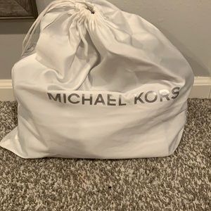 Beautiful like new Michael Kors Purse